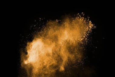 Soyut turuncu toz sıçramış arka plan, patlayan renk tozunun dondurucu hareketi / renk pudrası, siyah arkaplan üzerindeki renk parlatıcısı dokusu