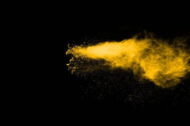 Siyah arka planda sarı toz patlaması. Renkli bulut. Renkli toz patlar. Boya Holi.