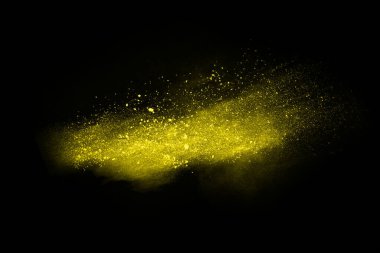 Siyah arka planda sarı toz patlaması. Renkli bulut. Renkli toz patlar. Boya Holi.