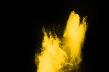 Siyah arka planda sarı toz patlaması. Renkli bulut. Renkli toz patlar. Boya Holi.