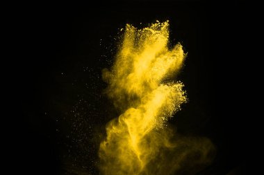 Siyah arka planda sarı toz patlaması. Renkli bulut. Renkli toz patlar. Boya Holi.