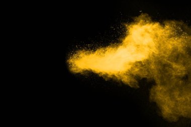 Siyah arka planda sarı toz patlaması. Renkli bulut. Renkli toz patlar. Boya Holi.