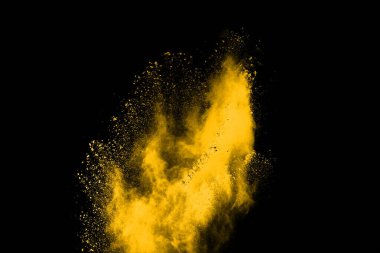 Siyah arka planda sarı toz patlaması. Renkli bulut. Renkli toz patlar. Boya Holi.