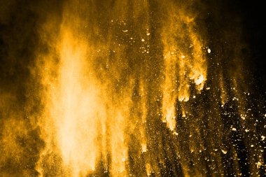 Siyah arka planda sarı toz patlaması. Renkli bulut. Renkli toz patlar. Boya Holi.