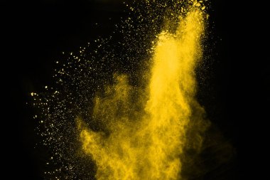 Siyah arka planda sarı toz patlaması. Renkli bulut. Renkli toz patlar. Boya Holi.