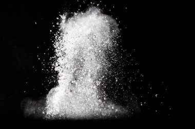 Siyah arka planda beyaz toz patlaması. Renkli bulut. Renkli toz patlar. Boya Holi.