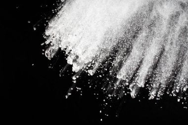 Siyah arka planda beyaz toz patlaması. Renkli bulut. Renkli toz patlar. Boya Holi.