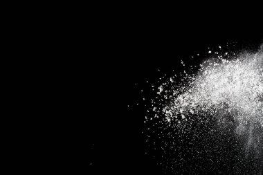 Siyah arka planda beyaz toz patlaması. Renkli bulut. Renkli toz patlar. Boya Holi.