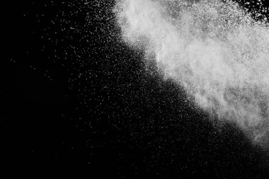 Siyah arka planda beyaz toz patlaması. Renkli bulut. Renkli toz patlar. Boya Holi.