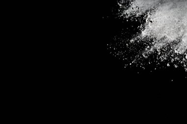 Siyah arka planda beyaz toz patlaması. Renkli bulut. Renkli toz patlar. Boya Holi.