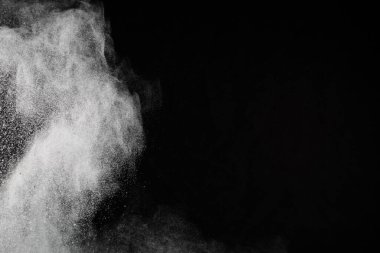 Siyah arka planda beyaz toz patlaması. Renkli bulut. Renkli toz patlar. Boya Holi.