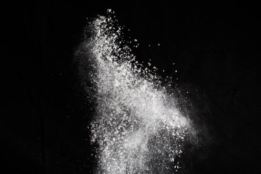 Siyah arka planda beyaz toz patlaması. Renkli bulut. Renkli toz patlar. Boya Holi.