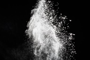 Siyah arka planda beyaz toz patlaması. Renkli bulut. Renkli toz patlar. Boya Holi.