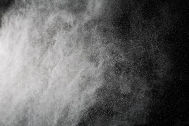 Siyah arka planda beyaz toz patlaması. Renkli bulut. Renkli toz patlar. Boya Holi.