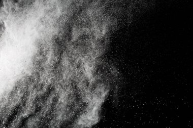 Siyah arka planda beyaz toz patlaması. Renkli bulut. Renkli toz patlar. Boya Holi.