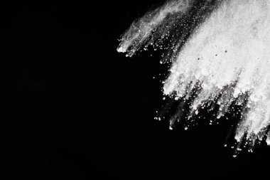 Siyah arka planda beyaz toz patlaması. Renkli bulut. Renkli toz patlar. Boya Holi.