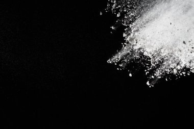 Siyah arka planda beyaz toz patlaması. Renkli bulut. Renkli toz patlar. Boya Holi.