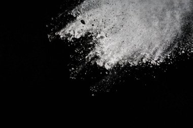 Siyah arka planda beyaz toz patlaması. Renkli bulut. Renkli toz patlar. Boya Holi.