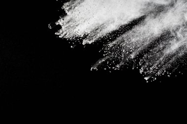 Siyah arka planda beyaz toz patlaması. Renkli bulut. Renkli toz patlar. Boya Holi.