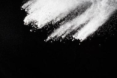 Siyah arka planda beyaz toz patlaması. Renkli bulut. Renkli toz patlar. Boya Holi.