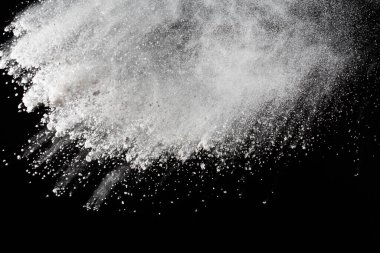 Siyah arka planda beyaz toz patlaması. Renkli bulut. Renkli toz patlar. Boya Holi.
