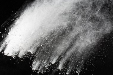 Siyah arka planda beyaz toz patlaması. Renkli bulut. Renkli toz patlar. Boya Holi.