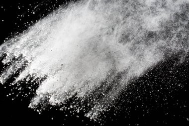 Siyah arka planda beyaz toz patlaması. Renkli bulut. Renkli toz patlar. Boya Holi.