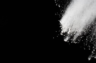 Siyah arka planda beyaz toz patlaması. Renkli bulut. Renkli toz patlar. Boya Holi.