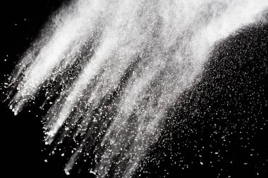 Siyah arka planda beyaz toz patlaması. Renkli bulut. Renkli toz patlar. Boya Holi.