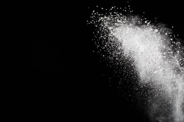 Siyah arka planda beyaz toz patlaması. Renkli bulut. Renkli toz patlar. Boya Holi.