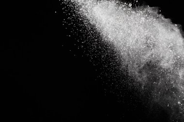 Siyah arka planda beyaz toz patlaması. Renkli bulut. Renkli toz patlar. Boya Holi.