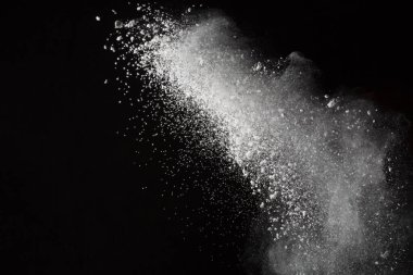 Siyah arka planda beyaz toz patlaması. Renkli bulut. Renkli toz patlar. Boya Holi.