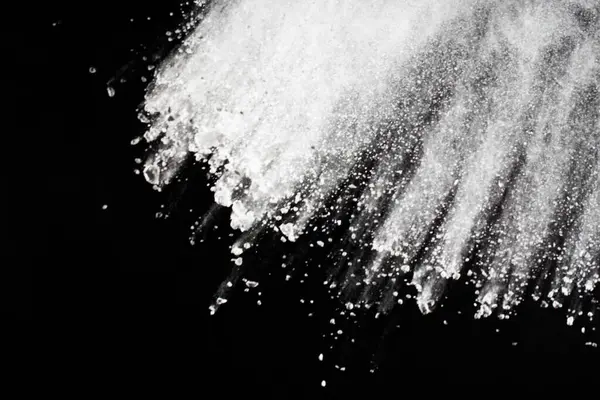 Siyah arka planda beyaz toz patlaması. Renkli bulut. Renkli toz patlar. Boya Holi.