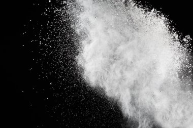 Siyah arka planda beyaz toz patlaması. Renkli bulut. Renkli toz patlar. Boya Holi.