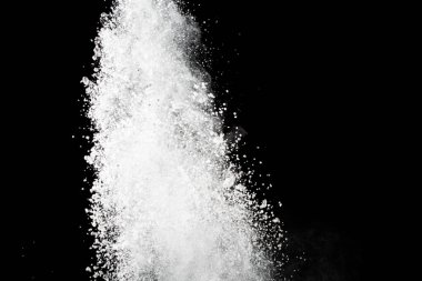 Siyah arka planda beyaz toz patlaması. Renkli bulut. Renkli toz patlar. Boya Holi.