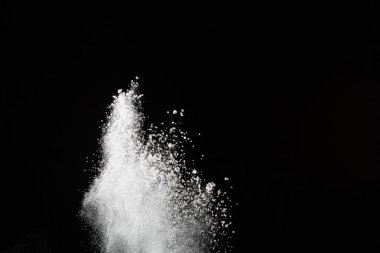 Siyah arka planda beyaz toz patlaması. Renkli bulut. Renkli toz patlar. Boya Holi.
