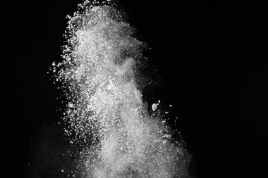 Siyah arka planda beyaz toz patlaması. Renkli bulut. Renkli toz patlar. Boya Holi.