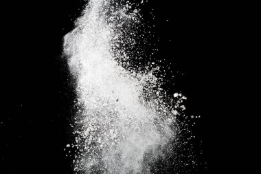 Siyah arka planda beyaz toz patlaması. Renkli bulut. Renkli toz patlar. Boya Holi.