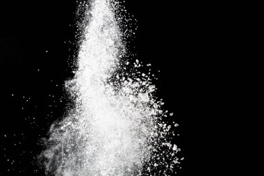 Siyah arka planda beyaz toz patlaması. Renkli bulut. Renkli toz patlar. Boya Holi.