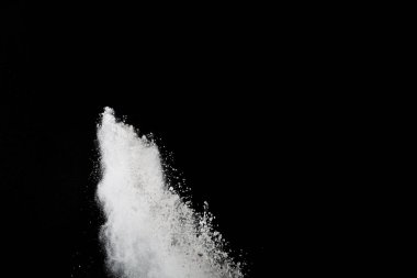 Siyah arka planda beyaz toz patlaması. Renkli bulut. Renkli toz patlar. Boya Holi.