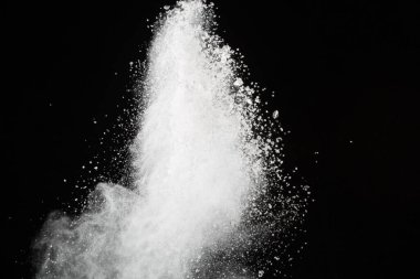 Siyah arka planda beyaz toz patlaması. Renkli bulut. Renkli toz patlar. Boya Holi.