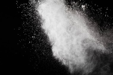 Siyah arka planda beyaz toz patlaması. Renkli bulut. Renkli toz patlar. Boya Holi.