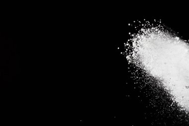 Siyah arka planda beyaz toz patlaması. Renkli bulut. Renkli toz patlar. Boya Holi.