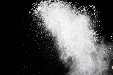 Siyah arka planda beyaz toz patlaması. Renkli bulut. Renkli toz patlar. Boya Holi.