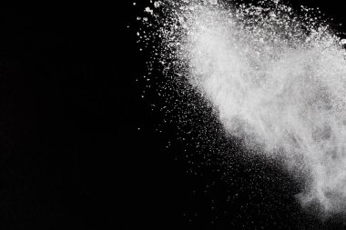 Siyah arka planda beyaz toz patlaması. Renkli bulut. Renkli toz patlar. Boya Holi.