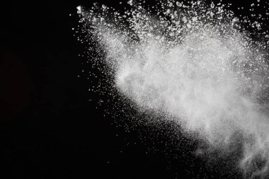 Siyah arka planda beyaz toz patlaması. Renkli bulut. Renkli toz patlar. Boya Holi.
