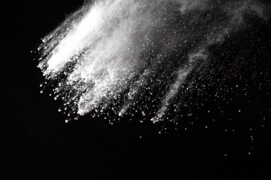 Siyah arka planda beyaz toz patlaması. Renkli bulut. Renkli toz patlar. Boya Holi.