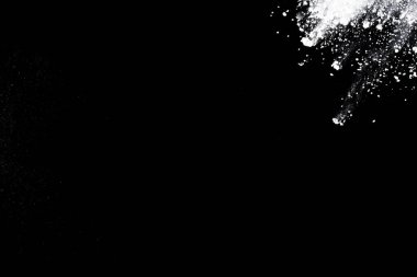 Siyah arka planda beyaz toz patlaması. Renkli bulut. Renkli toz patlar. Boya Holi.