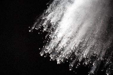 Siyah arka planda beyaz toz patlaması. Renkli bulut. Renkli toz patlar. Boya Holi.