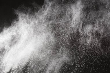 Siyah arka planda beyaz toz patlaması. Renkli bulut. Renkli toz patlar. Boya Holi.